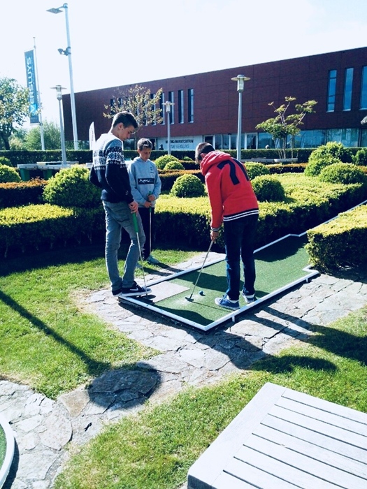 Minigolf activiteiten zeeklassen kust schoolreis leerlingen jeugdcentrum accommodatie vakantieverblijf JVC jeugdverblijfcentrum