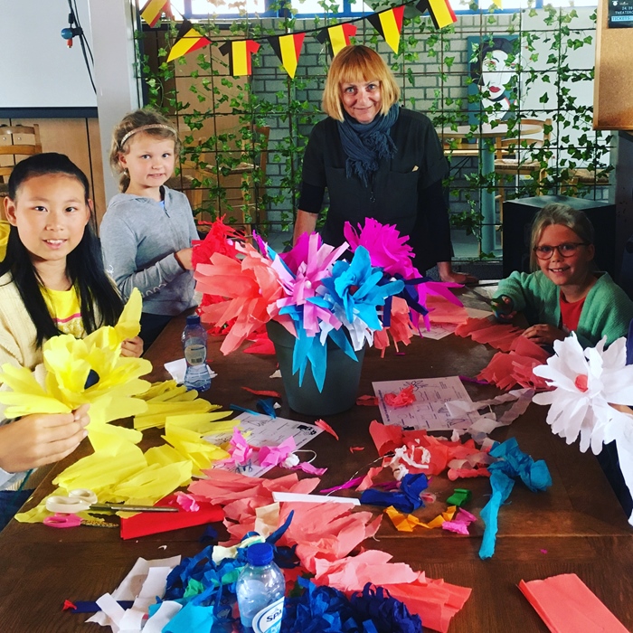 Strandbloemen papieren bloemen Bredene activiteiten zeeklassen kust schoolreis leerlingen jeugdcentrum accommodatie vakantieverblijf JVC jeugdverblijfcentrum