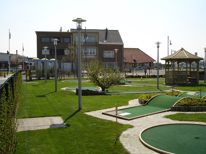 Minigolf activiteiten zeeklassen kust schoolreis leerlingen jeugdcentrum accommodatie vakantieverblijf JVC jeugdverblijfcentrum