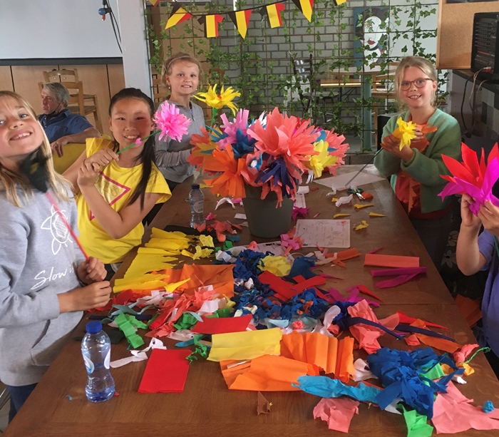 Strandbloemen papieren bloemen Bredene activiteiten zeeklassen kust schoolreis leerlingen jeugdcentrum accommodatie vakantieverblijf JVC jeugdverblijfcentrum