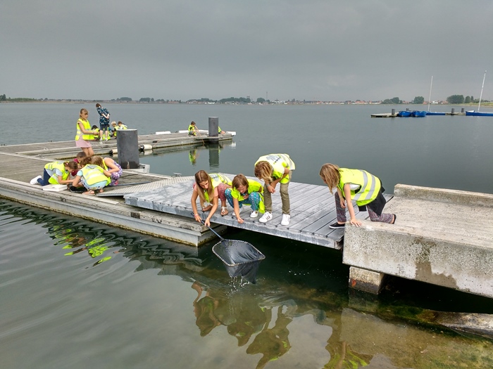 "Onder de spiegel van de spuikom" Oostende activiteiten zeeklassen kust schoolreis leerlingen jeugdcentrum accommodatie vakantieverblijf JVC jeugdverblijfcentrum