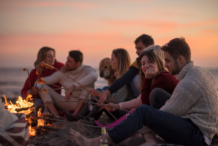 grote-groep-strand-avond